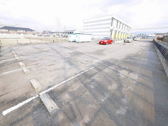レオパレスＨｉｒｏの駐車場|車をお持ちの方に嬉しい駐車場付きの物件です