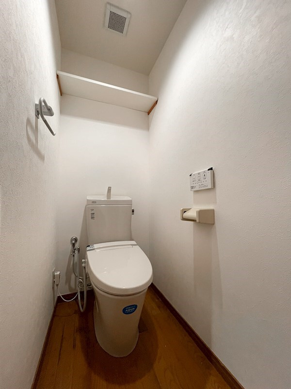 セラ逆瀬川　のトイレ|ゆったりとした空間のトイレです
