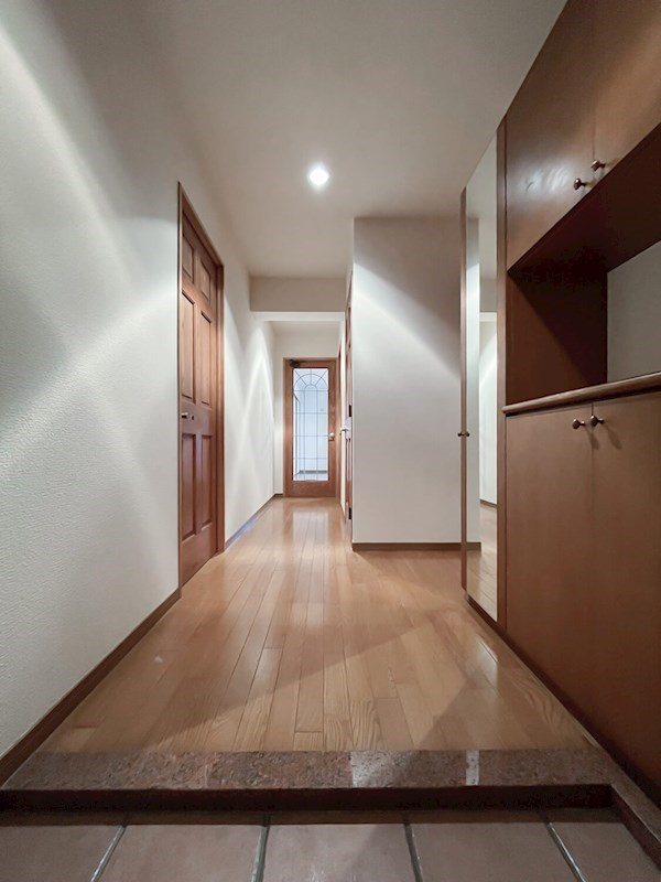 セラ逆瀬川　の玄関|収納もある玄関です