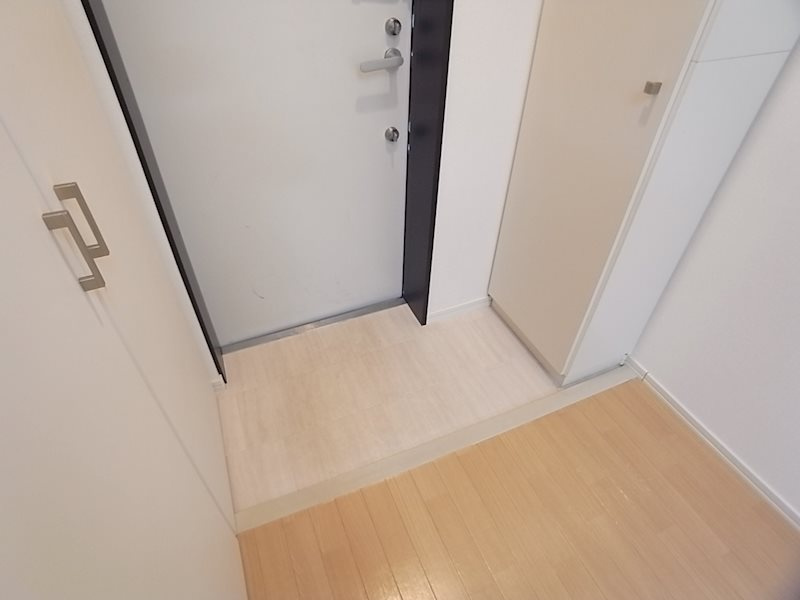 クローバーハイツ若菜の玄関