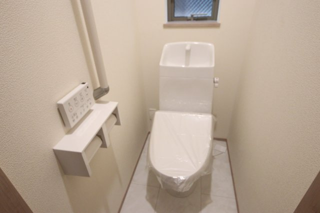 《仲介手数料無料》浦和区瀬ヶ崎５丁目33-13(全1戸)新築一戸建てハートフルタウンのトイレ|撮影日 2024年12月27日 13:15 晴れ