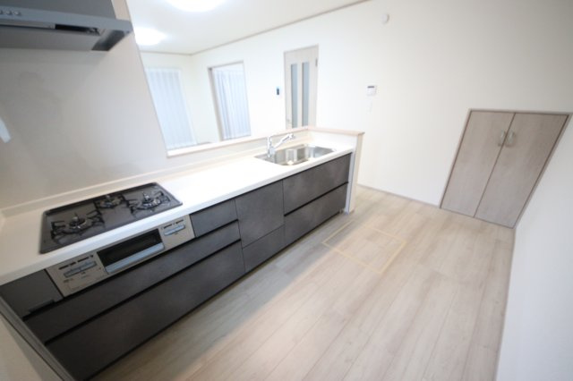 《仲介手数料無料》浦和区瀬ヶ崎５丁目33-13(全1戸)新築一戸建てハートフルタウンのキッチン|撮影日 2024年12月27日 13:15 晴れ