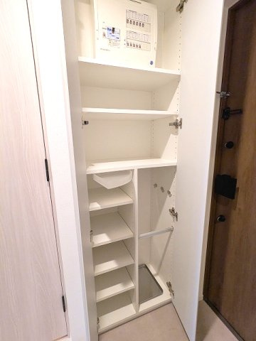 J.GRAN Court浅草の玄関|傘入れ付き収納豊富なトールタイプのシューズＢＯＸ