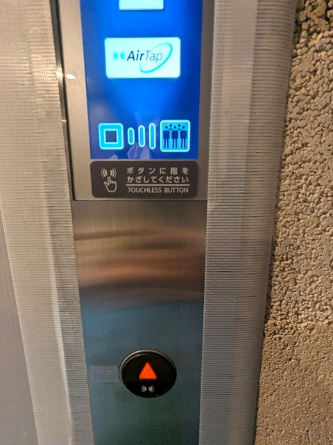 J.GRAN Court浅草の設備|防犯モニター付セキュリティエレベーター、感染予防の手をかざすだけで反応する非接触式のボタンです