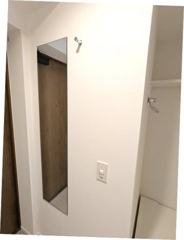 J.GRAN Court浅草の設備|玄関には姿見鏡とコートフック付き
人感センサー付玄関ライト