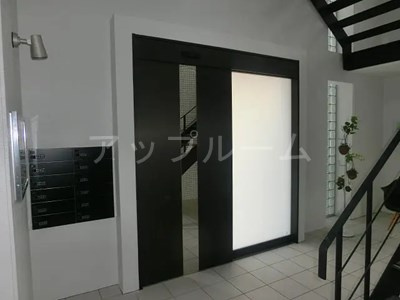 春日井市味美町１丁目の賃貸マンションのエントランス
