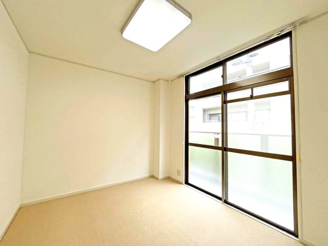 ラピーヌ甲東の洋室|落ち着いた色調の洋室です