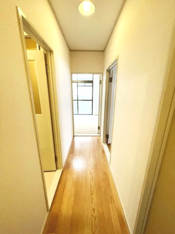 ラピーヌ甲東の玄関|玄関側からお部屋を眺めた景色です