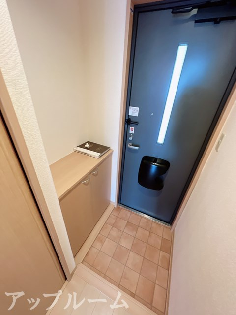 春日井市白山町５丁目のアパートの玄関