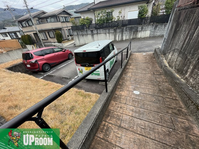 ファミーユ押沢台の駐車場