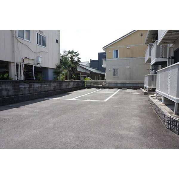 サンハイツ上条の駐車場