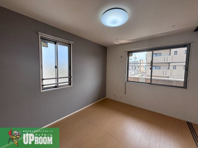 春日井市下条町２丁目のアパートの洋室