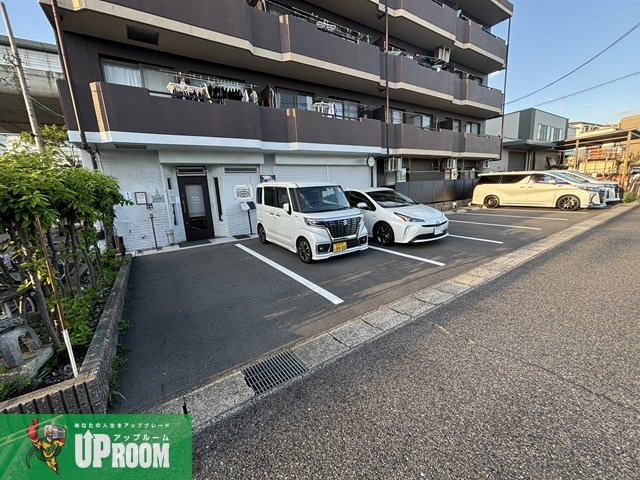 プリミエール長谷川の駐車場
