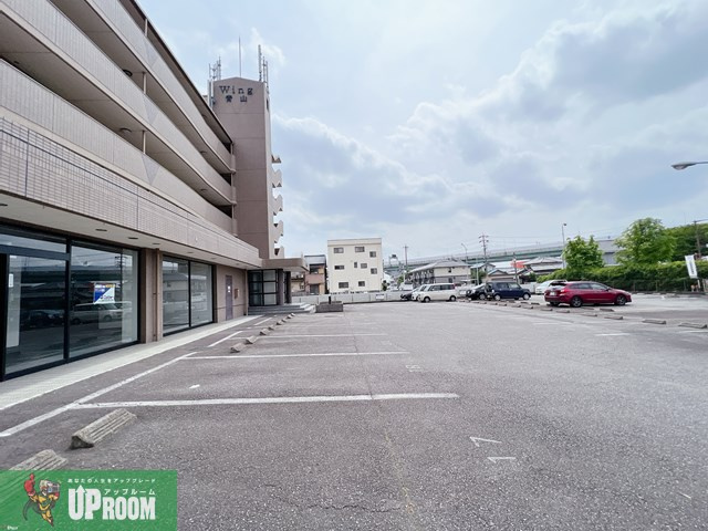 ウィング青山の駐車場