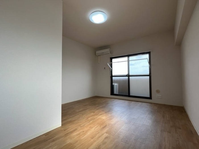 ウィング青山の居間・リビング