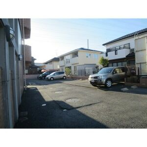 クレストステージ南城の駐車場
