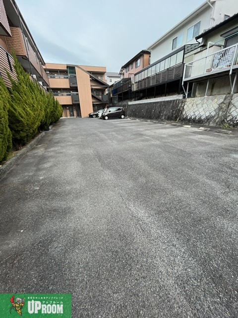 メゾン庄名の駐車場