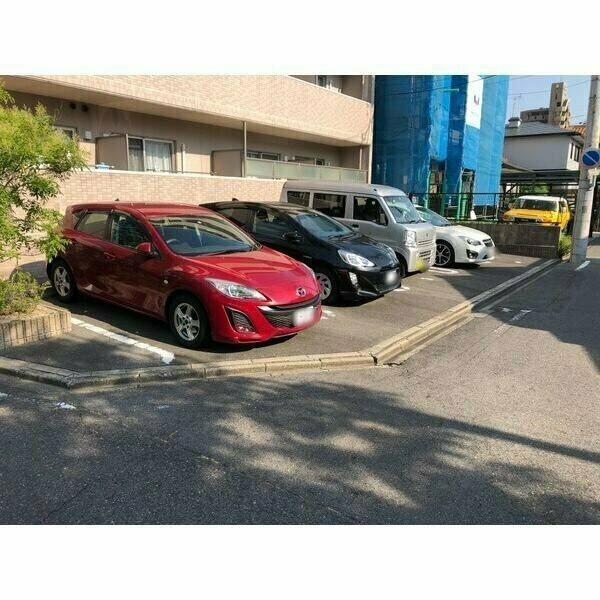 ラフィーネ・大島の駐車場