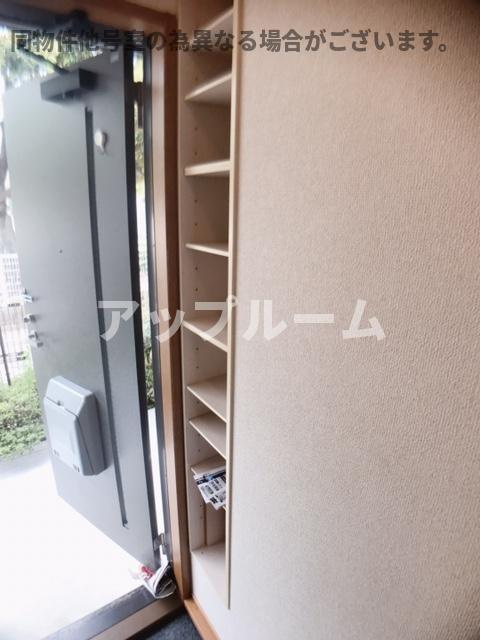 春日井市朝宮町２丁目のアパートの玄関