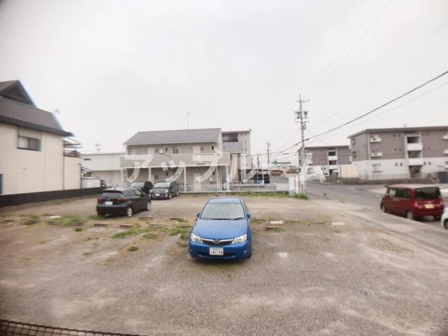 春日井市朝宮町２丁目のアパートの駐車場