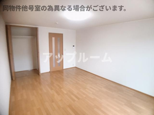 春日井市朝宮町２丁目のアパートの居間・リビング