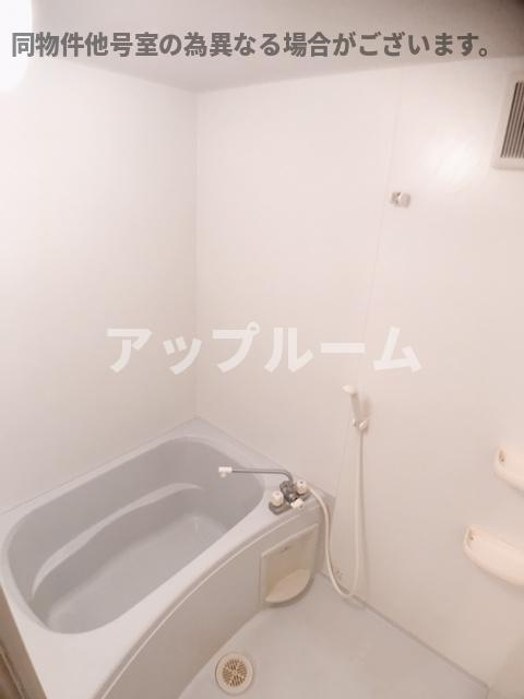 春日井市朝宮町２丁目のアパートの浴室