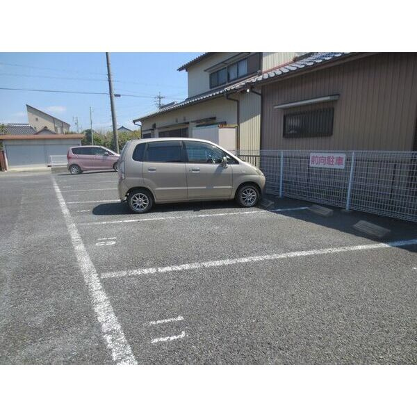 クラスレス八田の駐車場