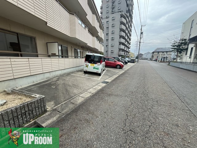 ルミエール松河戸の駐車場
