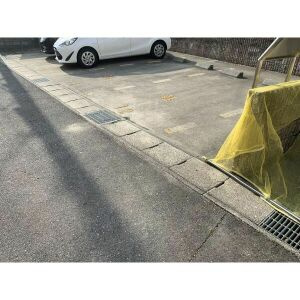 パインラトールB棟の駐車場
