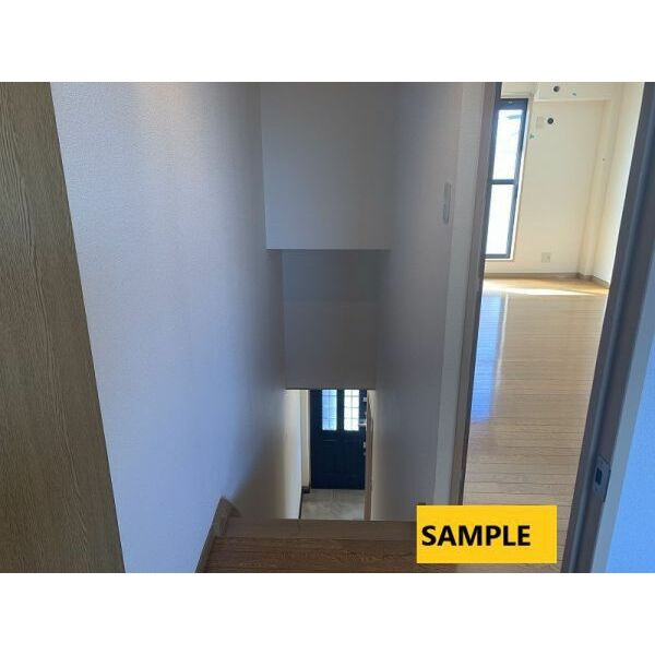 パインラトールB棟の玄関