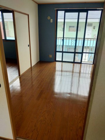 春日井市大留町５丁目のアパートの居間・リビング