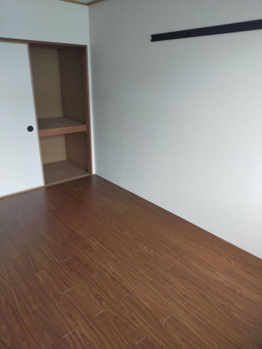 春日井市大留町５丁目のアパートの居間・リビング