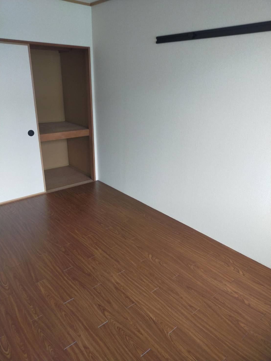 春日井市大留町５丁目のアパートの居間・リビング