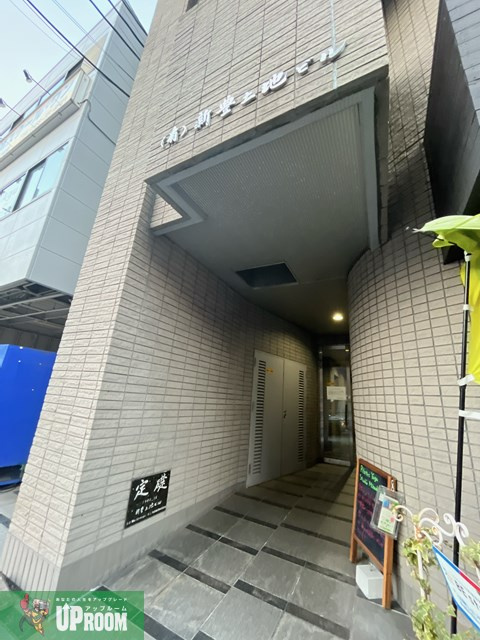 新豊土地ビルのエントランス