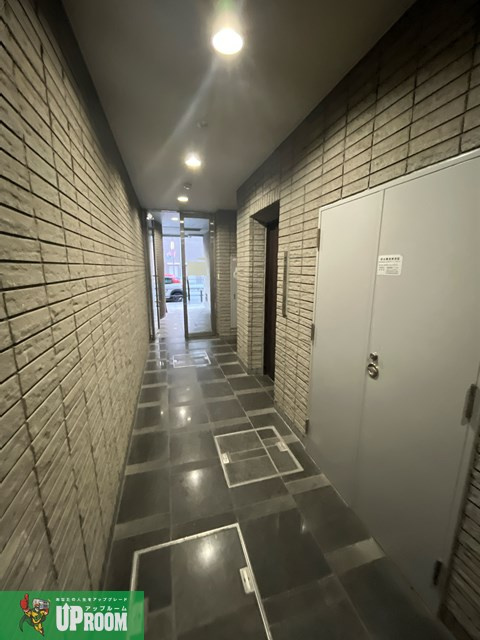 新豊土地ビルのエントランス