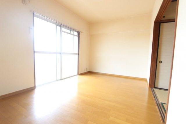 清邦産業ビルの洋室|明るい洋室です
