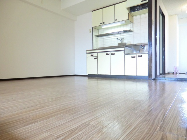 ２清邦ビルの居間・リビング|こちらのリビングで趣味の時間をお楽しみください