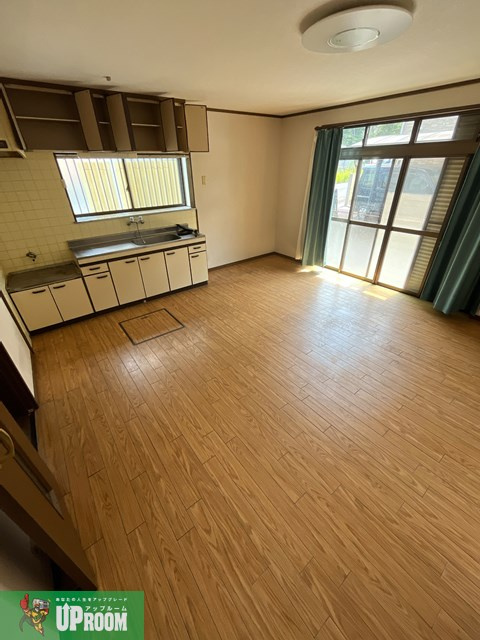 明知町戸建の居間・リビング