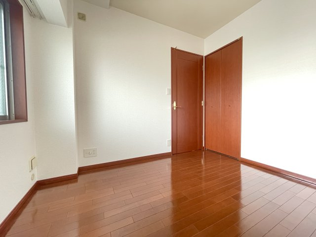 ディアステージ高槻真上町の洋室|明るい洋室です