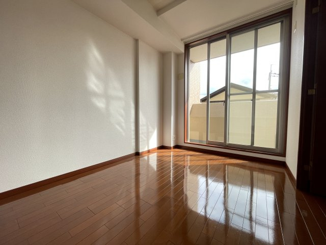 ディアステージ高槻真上町の洋室|使い勝手のいい洋室です