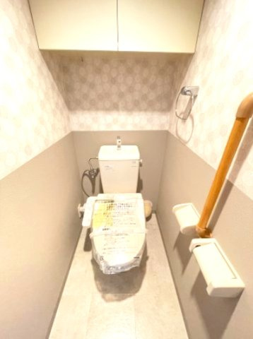 ディアステージ高槻真上町のトイレ|落ち着いた色調のトイレです