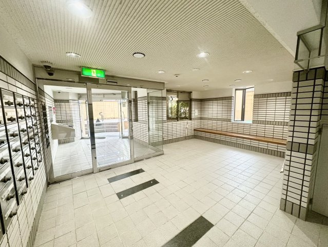 朝日プラザ五橋東のエントランス