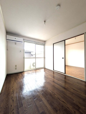 お部屋にエアコン設置済みで快適です！