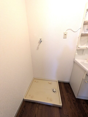 脱衣所に室内洗濯機置場があります！