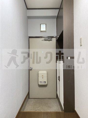 マンション完洋荘の玄関
