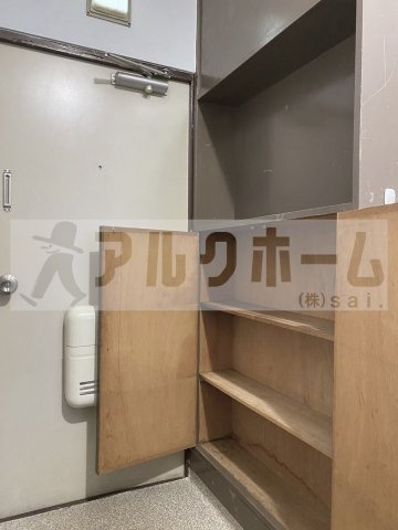 マンション完洋荘の玄関