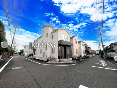 【前面道路含む現地写真】 | －未公開－府中市四谷3丁目　中古戸建　全1棟 | 北西角地になりますので開放的な区画になります。また、周辺も区画が整ったエリアになりますので子育て世帯にも過ごしやすい地域になっております。