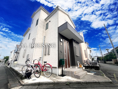 【外観】 | －未公開－府中市四谷3丁目　中古戸建　全1棟 | 前面道路がゆったりとしており、車庫入れも楽々！交通量が少ない住宅地になりますので過ごしやすい環境です。