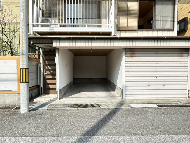 天神町貸家の駐車場