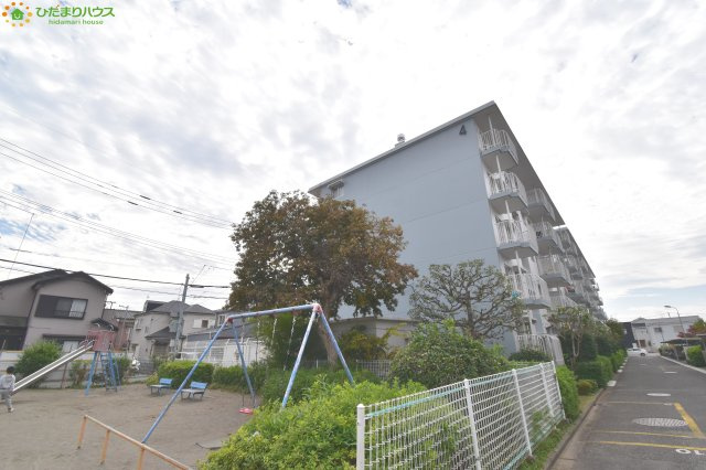 上尾ハウス2号棟の外観|公園が近いのでお子様ものびのび遊べます☆彡